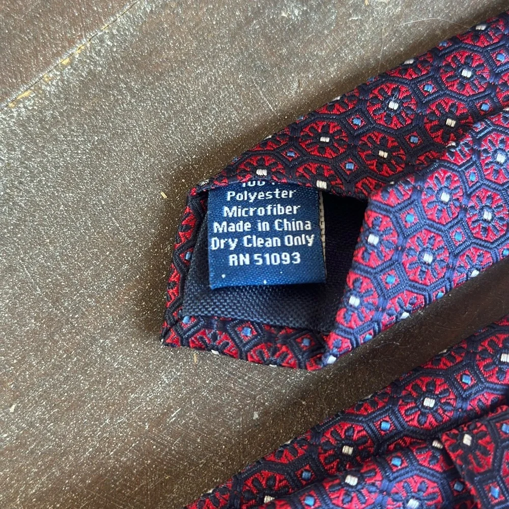 NEW SADDLEBRED Men's Tie 100% Polyester Necktie Designer  Red Navy Print 57” - Picture 4 of 5